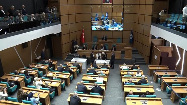 Üsküdar'daki Skandal Yargıya Taşındı! 'Türlü Şekillerle Oylarımız İptal Edildi'